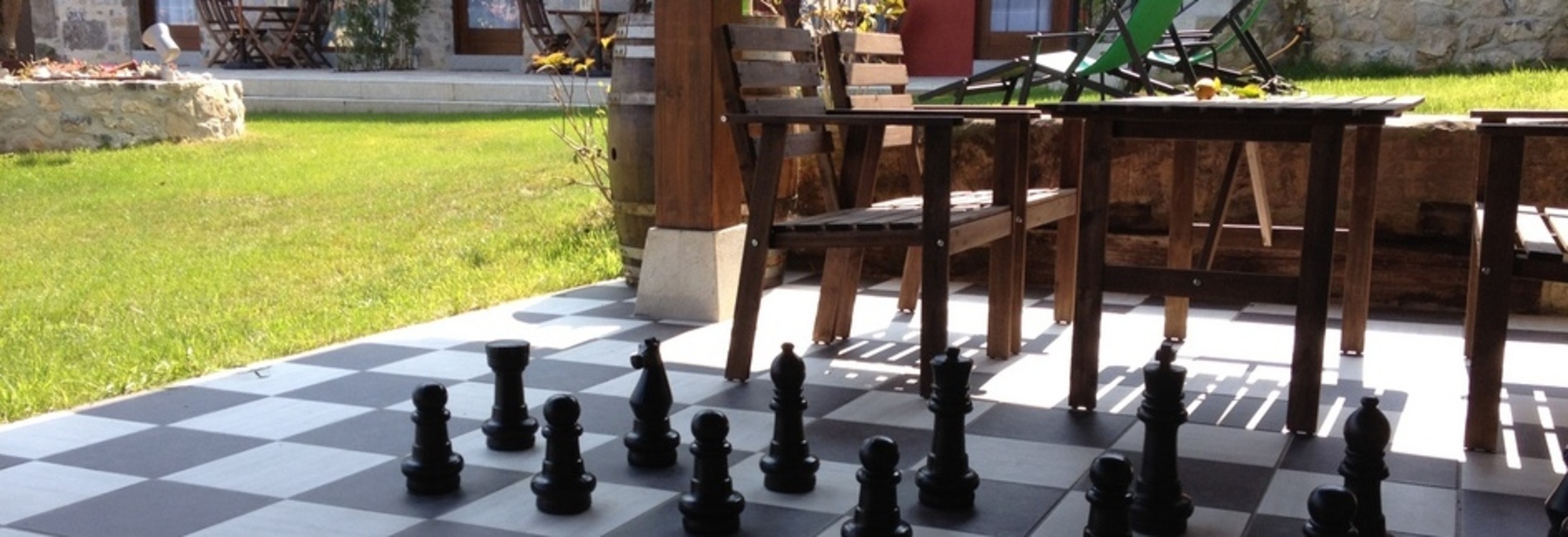 juego del ajedrez en el porche
