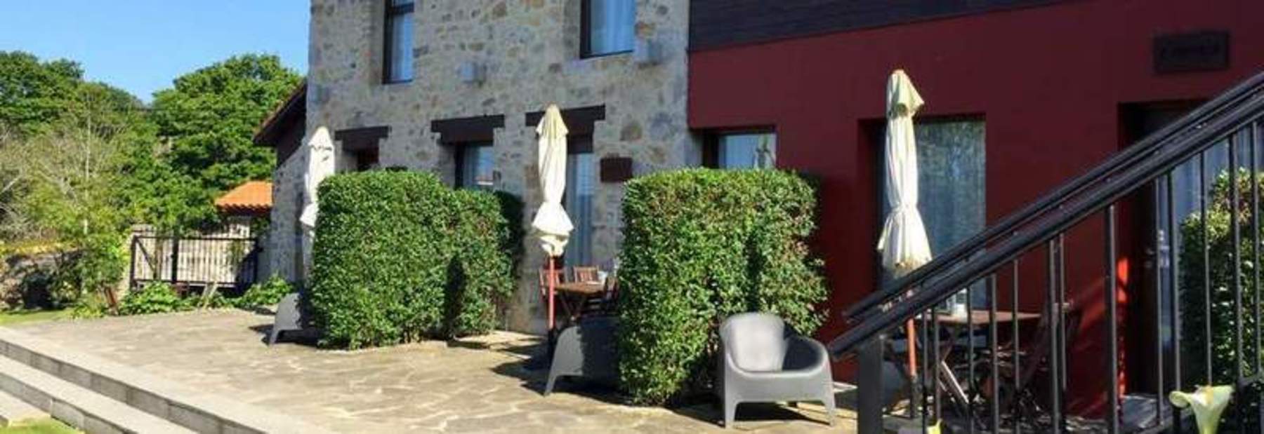 zona de terraza de cada apartamento separada por setos naturales