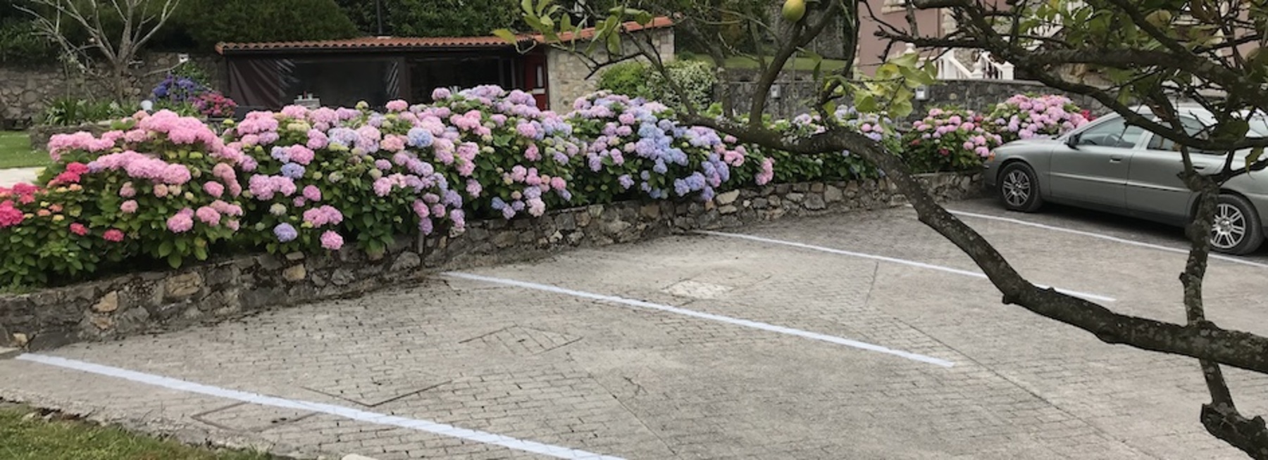 aparcamiento dentro de la finca de los apartamentos