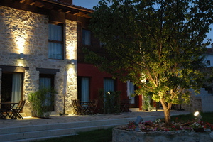 exterior de los apartamentos rurales iluminado