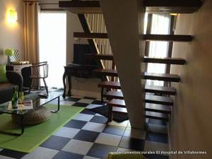 Detalle de la escalera en el salón del apartamento Hortensia en  Villahormes