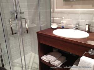 baño principal de loas  apartamentos rurales El Hospital de Villahormes
